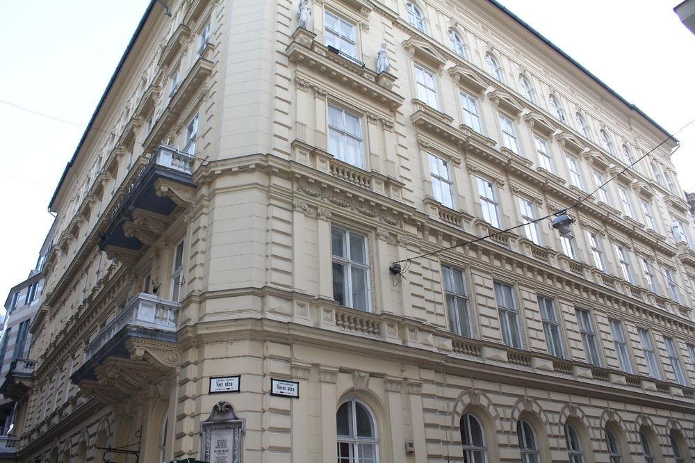 Old Monarchia Hotel Budapest Exteriör bild